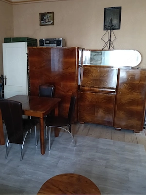 Mobila dormitor, conține lemn masiv: oglinda,, pat, dulapuri, masa, scaune.