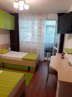 Proprietar închiriez 3 camere, Apărătorii Patriei, metrou 5-7 min, 2 băi, parcare, centrală-500Euro - imagine 2