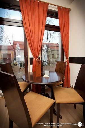 Spațiu comercial de Inchiriat, zona centrală - imagine 3