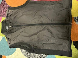 Vând vestă Adidas