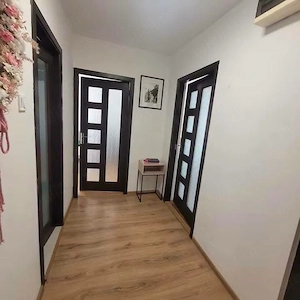 apartament de vânzare cu 3 camere decomandate , gata de mutat. - imagine 2