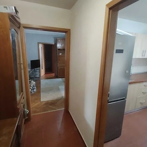 Apartament cu 2 camere in zona Soarelui etaj 1 aproape de Scoala 30 centrala proprie - imagine 2