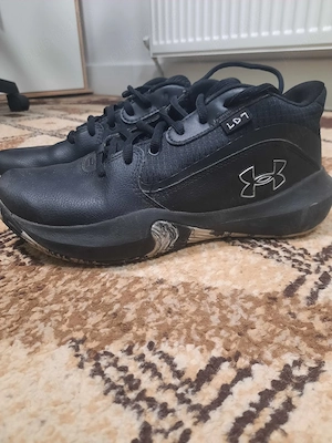 Vand adidasi Under Armour