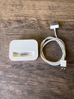 Dock Original Apple iPod mini   iPhone (A1151) + Cablu 30-pin, Vintage   Colecție