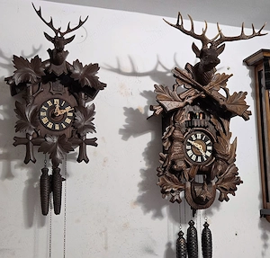 Ceas cu cuc mecanic din lemn sculptat   Model Pădurea Neagră