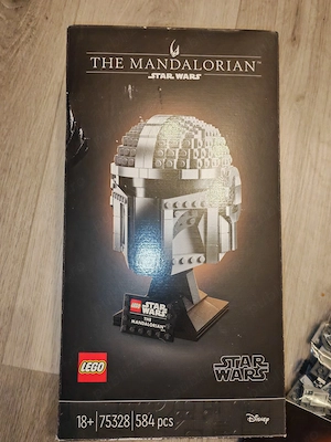 Set LEGO casca Mandalorian din 584 piese
