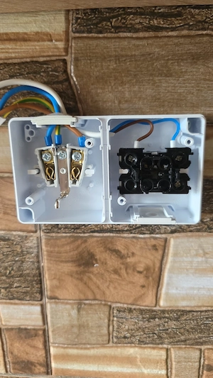 Servicii Electrice Casnice București - Montaj, reparații și multă răbdare - imagine 4
