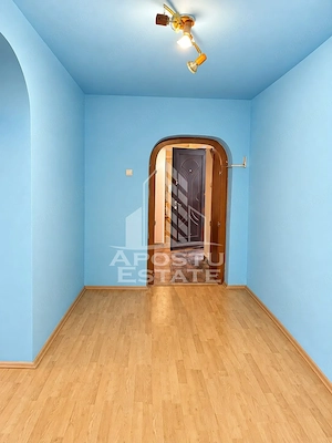 Casa cu 3 camere si curte comuna -zona Parneava - imagine 6