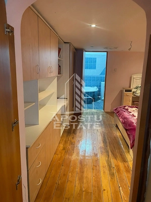Casa cu 3 camere si curte comuna -zona Parneava - imagine 3
