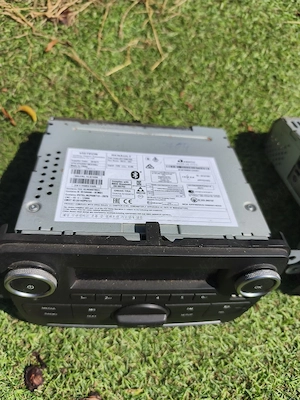 Doua radio Cd de dacia logan modelul mai noi si cel mai vacho ambele cu coduri