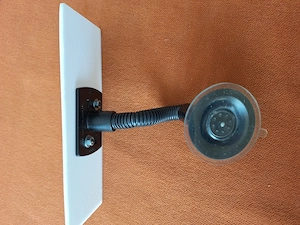 Braț flexibil cu ventuză utilizat în mașini pentru montarea dispozitivelor GPS, a telefoanelor sau a