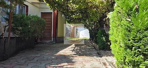 Casă din cărămidă cu spațiu comercial la stradă, garaj și curte - imagine 2
