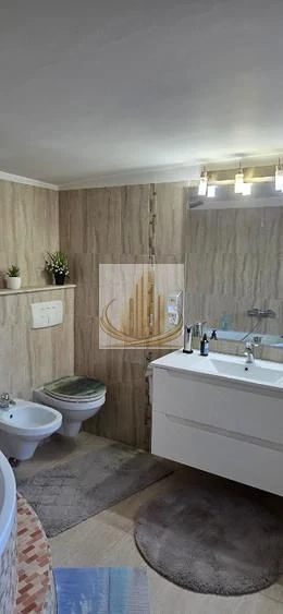 Casă din cărămidă cu spațiu comercial la stradă, garaj și curte - imagine 4