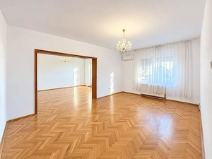 Bloc tip asociatie - zona Kiriac. 4 camere, 3 balcoane. Garaj si boxa.