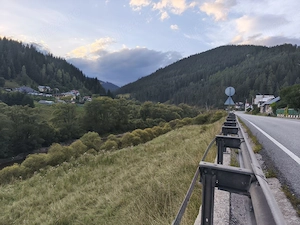 Inchiriez teren la soseaua nationala - Zona turistica de munte - imagine 2