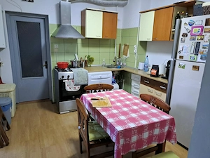 Inchiriez garsoniera spatioasa la curte Km 4-5, 350 euro