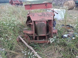 vând tocătoare pe 2 rânduri cu 2 mase una de porumb si una de lucernă  - imagine 3