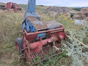 vând tocătoare pe 2 rânduri cu 2 mase una de porumb si una de lucernă  - imagine 2