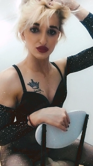  Transsexuală superbă, feminină și senzuală 