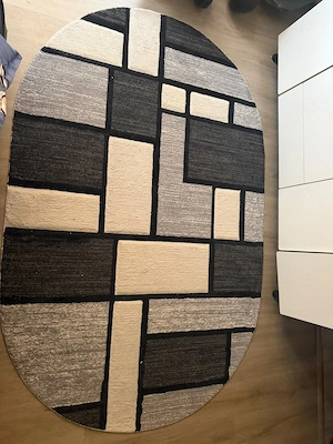 Vând covor oval modern   200 lei Vând covor oval, cu model geometric modern, în nuanțe de crem, gri 
