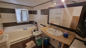 ÎNCHIRIEZ Spatiu Generos doua corpuri de casa (apartament corpul A si camera cu baie propie corpul B - imagine 6