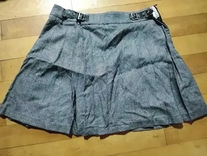 Vând fustă mini plisată, de culoare gri melanj, ideală pentru ținute casual, de toamnă iarnă.