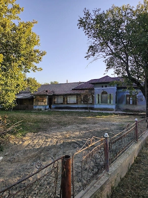 De vânzare Casă Bătrânească(Nelocuibilă)+ Teren 5000mp