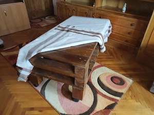 Masă rustică foarte trainică și foarte rezistentă