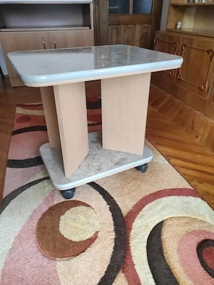 Măsuță pentru cafea pe role, moderna, foarte practică, robustă, ocupă puțin spațiu și poate fi ușor 
