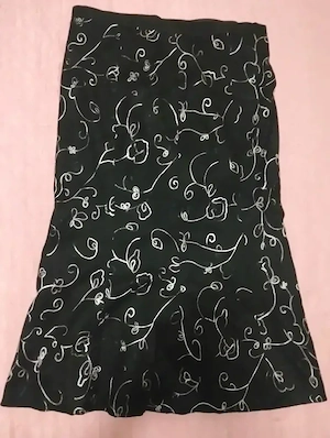 Fustă neagră vintage   Y2K cu broderie florală albă, mărimea 42