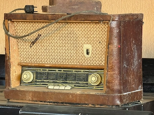 Vînd aparat Radio foarte vechi.