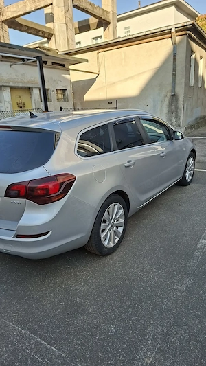 Vand sau  Schimb  Opel Astra J Sports Tourer1 7 Disel cu auto pe benzina.  - imagine 3