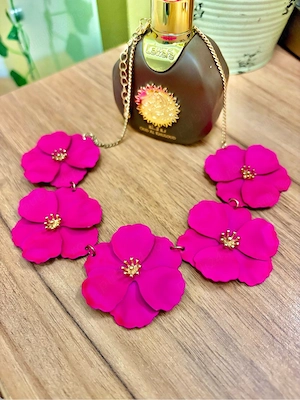 Colier metalic superb cu flori de culoare fucsia vibranta