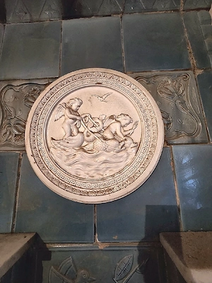 Sobă teracotă antică albastră cu medalion în relief,  1900