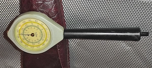 Acesta este un curbimetru (sau curvimetru) mecanic de fabricație est-germană (DDR), produs de obicei