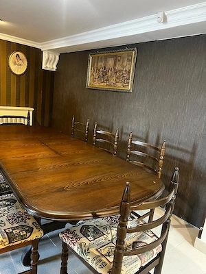 Set de sufragerie de epocă   Masă ovală extensibilă din lemn masiv și 6 scaune tapițate cu blazoane