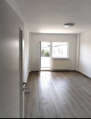 Vând apartament cu două camere decomandate și două balcoane. 