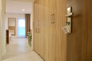 Parter; încălzire în pardoseală, baia are fereastra. Loc parcare privat. - imagine 16
