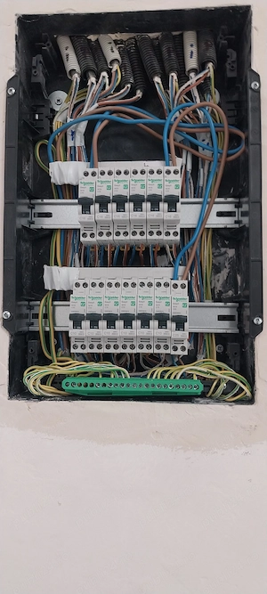 Electrician execut instalații electrice 