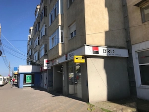 Inchiriez spatiu comercial in Mangalia strada 1 Decembrie 1918 bl. X5 parter , 100 mp - imagine 2