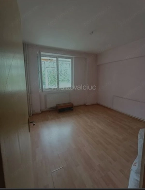 Vand apartament 3 camere decomandat cu centrala proprie - imagine 2