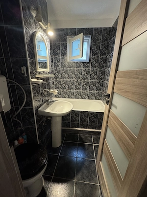 inchiriez apartament 3 camere renovat , electrocasnice zona piata dambu - imagine 4