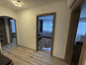 inchiriez apartament 3 camere renovat , electrocasnice zona piata dambu - imagine 2