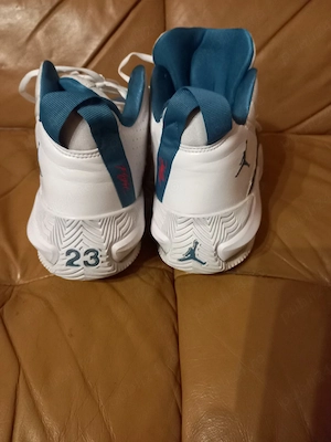 Adidași Air Jordan mărimea 46 din piele. 