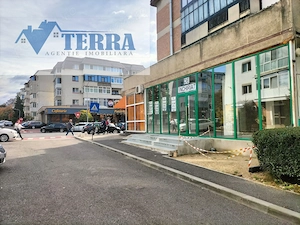 Spațiu comercial 115 mp - Mioveni Central, Bd. Dacia, vitrină 11 m