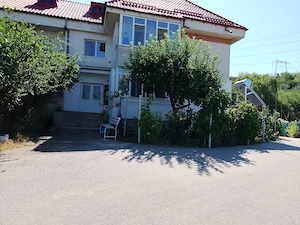 Vând apartament 2 camere și teren