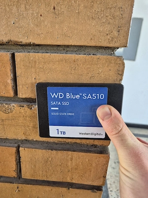Vând SSD Western Digital Blue SA510 de 1TB, format 2.5 inch, interfață SATA.