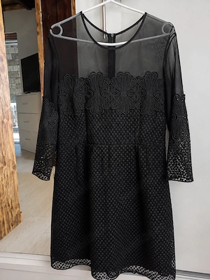 Rochie elegantă neagră, din dantelă cu model floral.