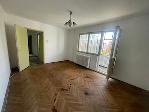 Apartament cu 3 camere, suprafata generoasa, etaj 2/4, zona Valea Rosie