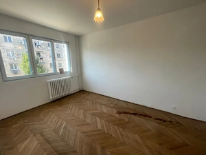 Apartament cu 3 camere, suprafata generoasa, etaj 2/4, zona Valea Rosie - imagine 3
